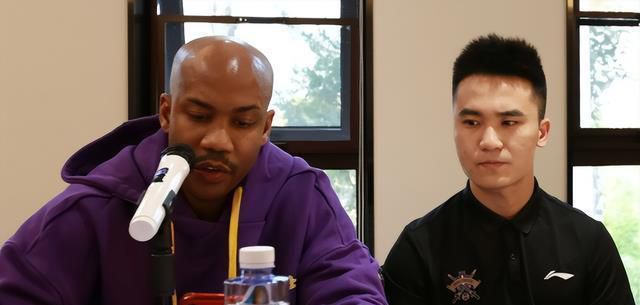 双腿大开被绑到椅子扶手上
